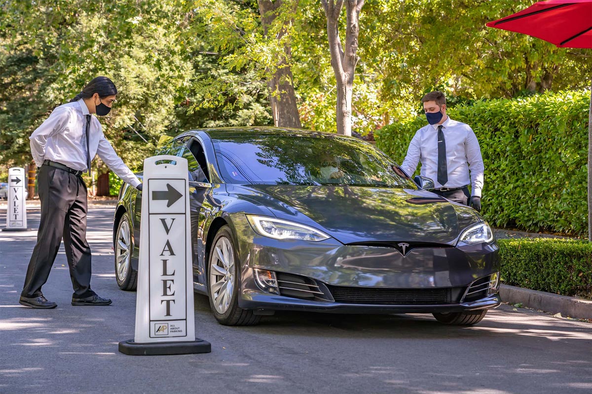 Valet attendant supporting a workplace parking operation